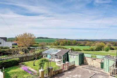 Radio Britannia 1476 and 1494 figure 7 aerial rising from the lawn